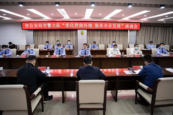 企呼政應(yīng)“碼 ”上通行  山東省棗莊市滕州交警推出貨車通行證“碼上辦”小程序 讓數(shù)據(jù)多跑腿，讓群眾少跑路