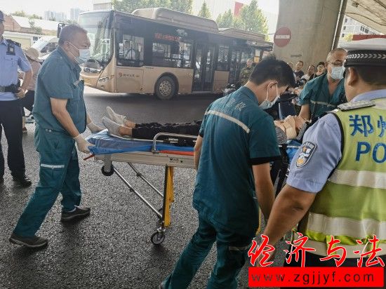 鄭州街頭：不帶頭盔還闖紅燈后果有多嚴(yán)重？有人驗(yàn)證了！
